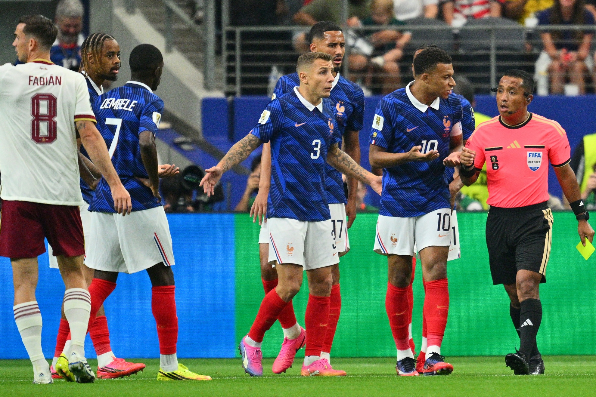 Los jugadores franceses protestan a Barton.