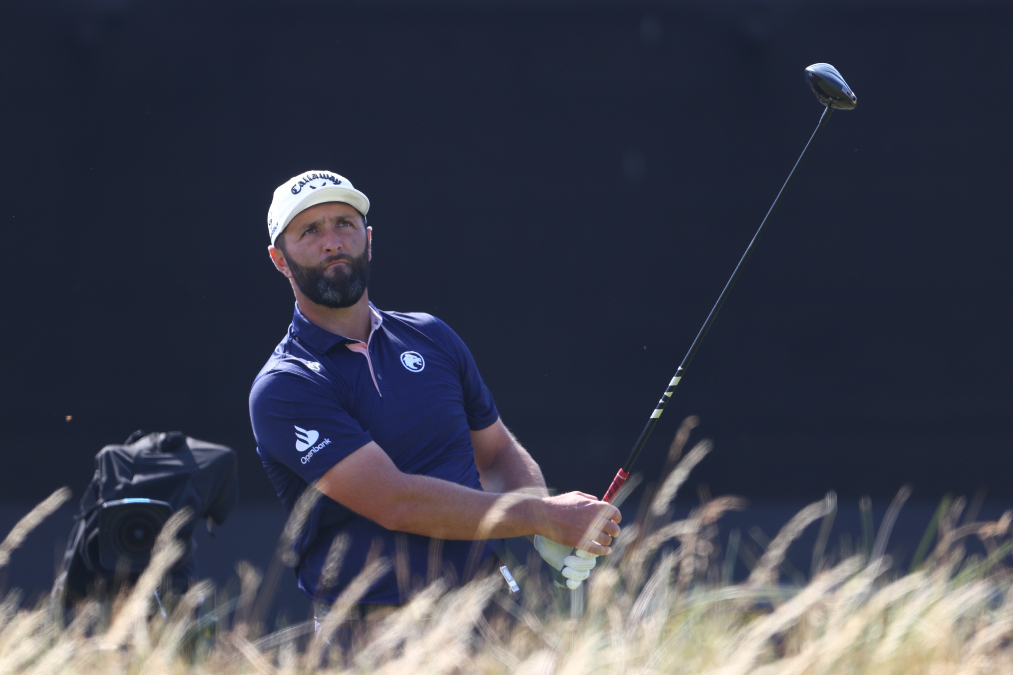 Jon Rahm entrenando en Royal Birkdale durante una vuelta de prácticas hoy.