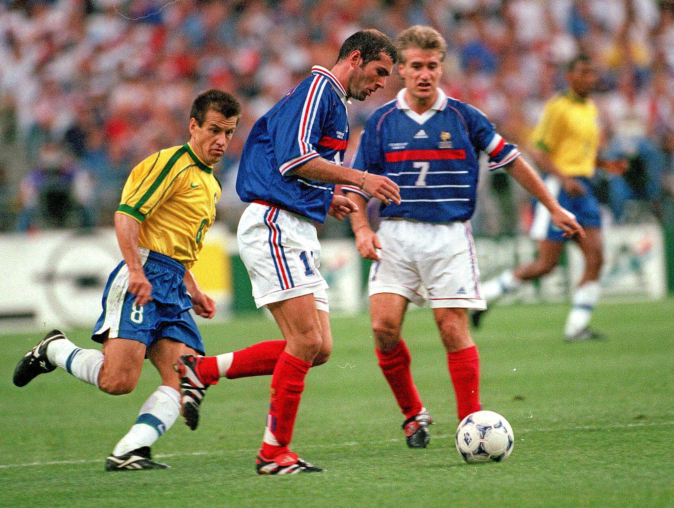 1998 World Cup Final, St, Denis, France, Zinedine Zidane y Didier Deschamps (Photo by Popperfoto/Getty Images)