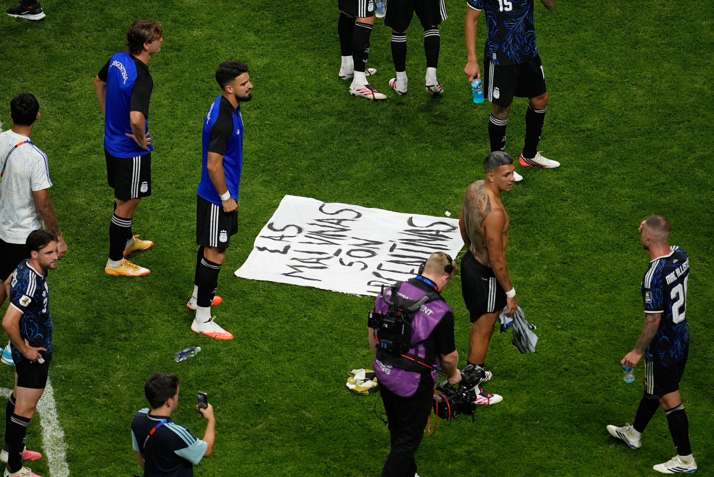 La pancarta de las Malvinas en el césped.