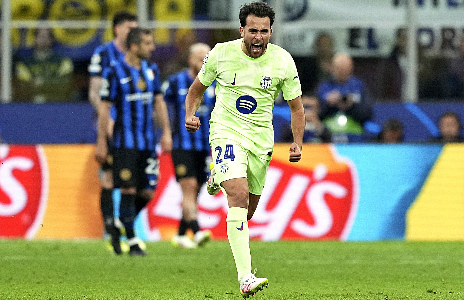 Eric García celebrates a goal with Barça.