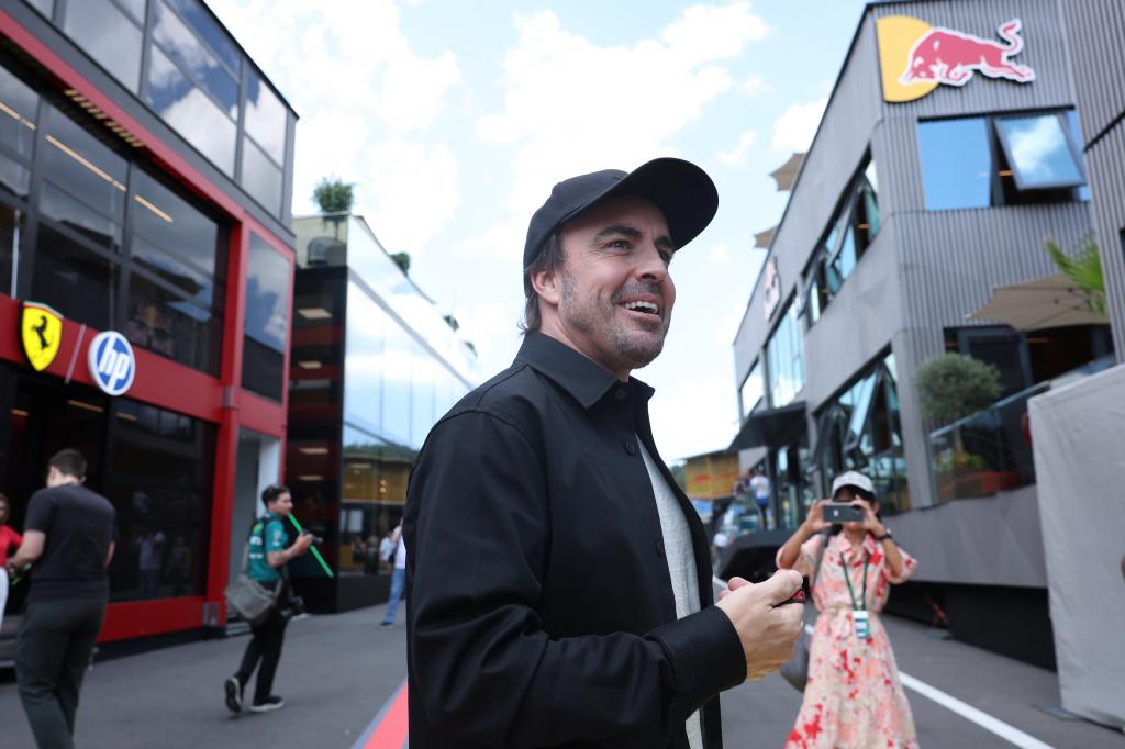 Alonso, en el paddock belga.