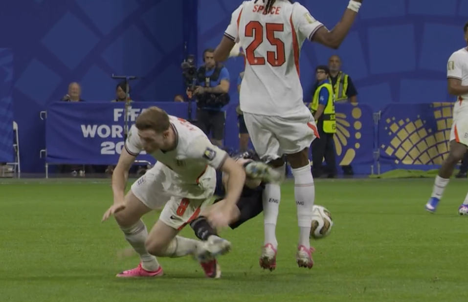 La falta de Elliot Anderson sobre Messi.