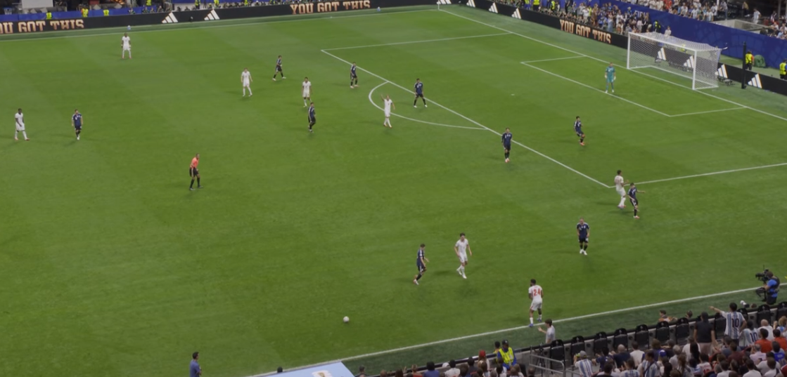 El balón que impide el saque de banda de Reece James.
