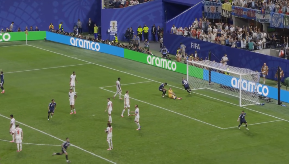 El 'Cuti' Romero corre a cantarle el gol a Pickford.
