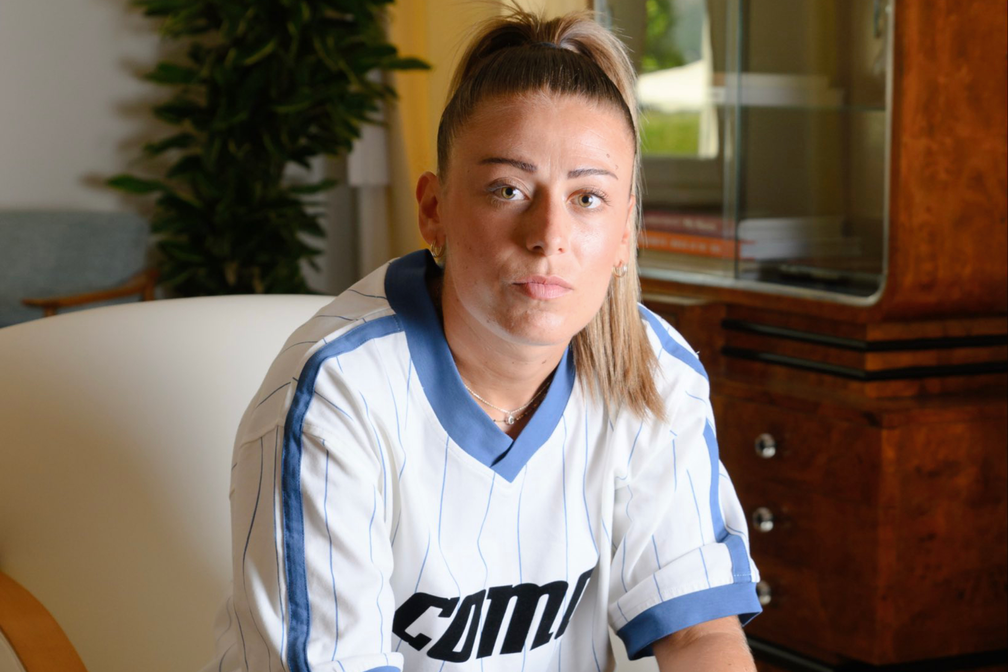 Carmen Menayo posa con la camiseta del Como 1907 tras oficializar su fichaje Como 1907