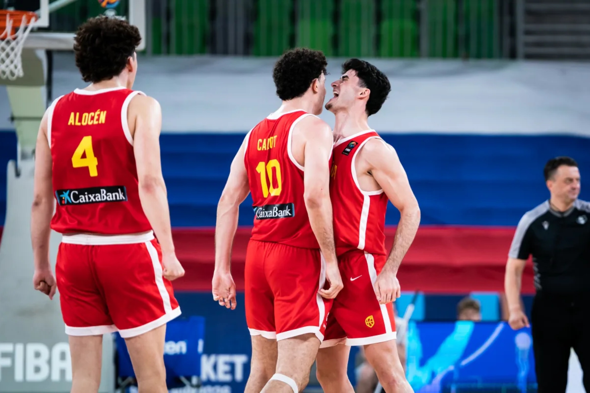 Los jugadores de la selección española sub20 se abrazan durante el partido. FIBA PHOTO