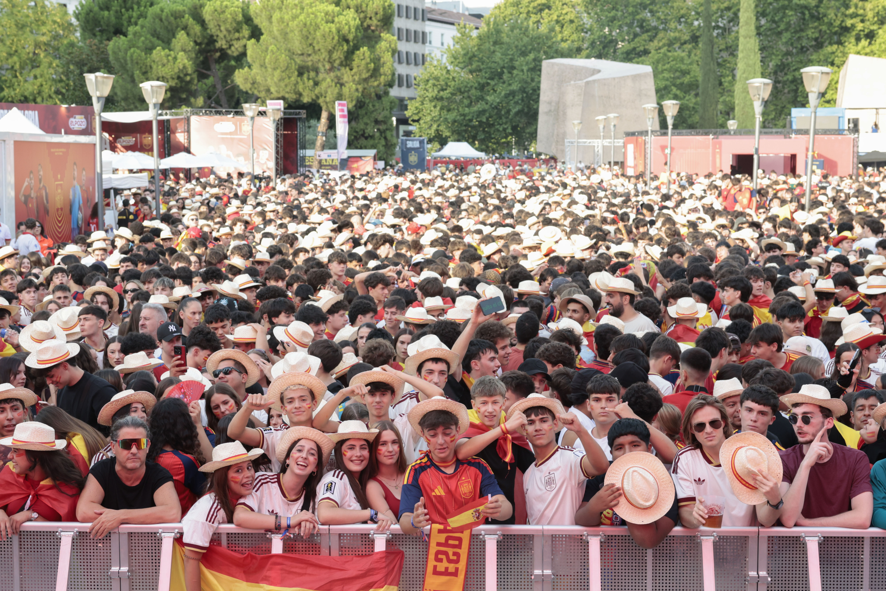 Aficionados españoles en la plaza de Colón.