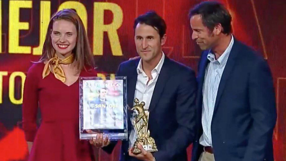 Beñat San José recibió el premio al mejor entrenador de la temporada en Chile.