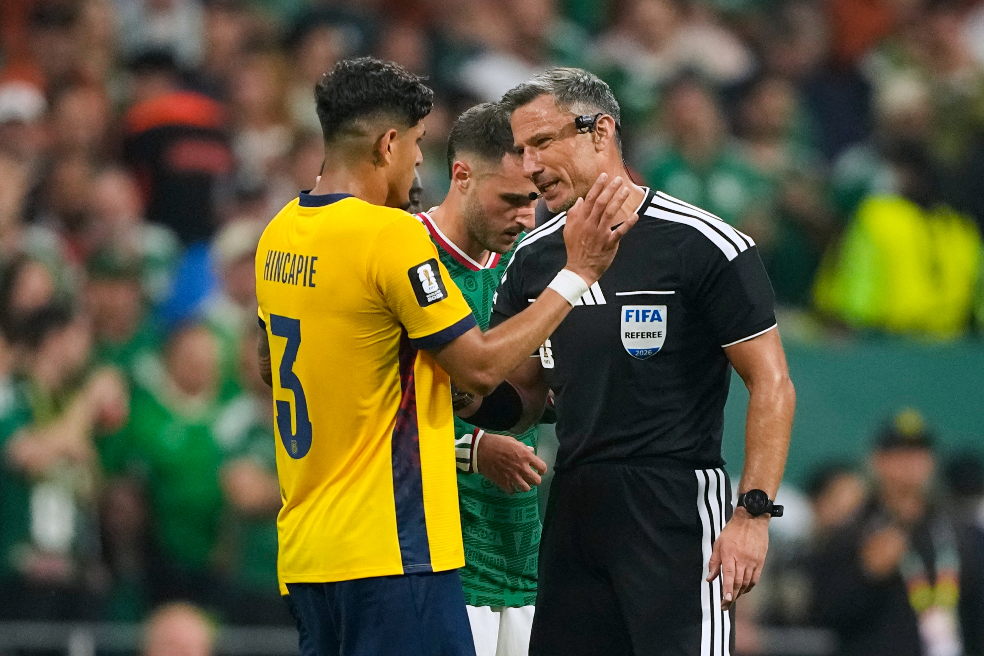 Vincic explica a Hincapié su roja ante México.