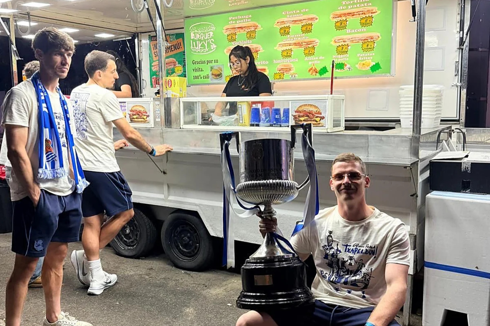 Oyarzabal, Aritz y Sergio, con la Copa después de la fiesta tras la final. Instagram Turrientes
