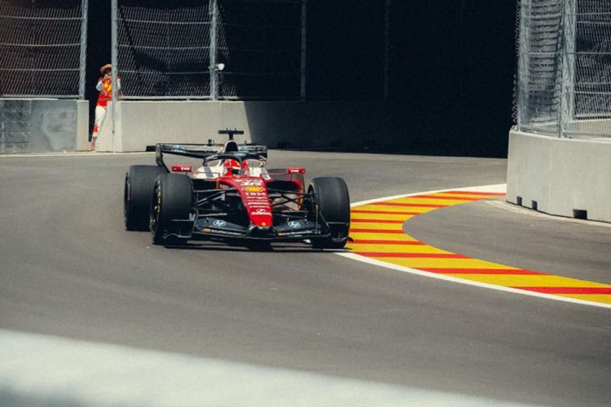 Leclerc, con el Ferrari SF-26, en el circuito de Madring. EFE