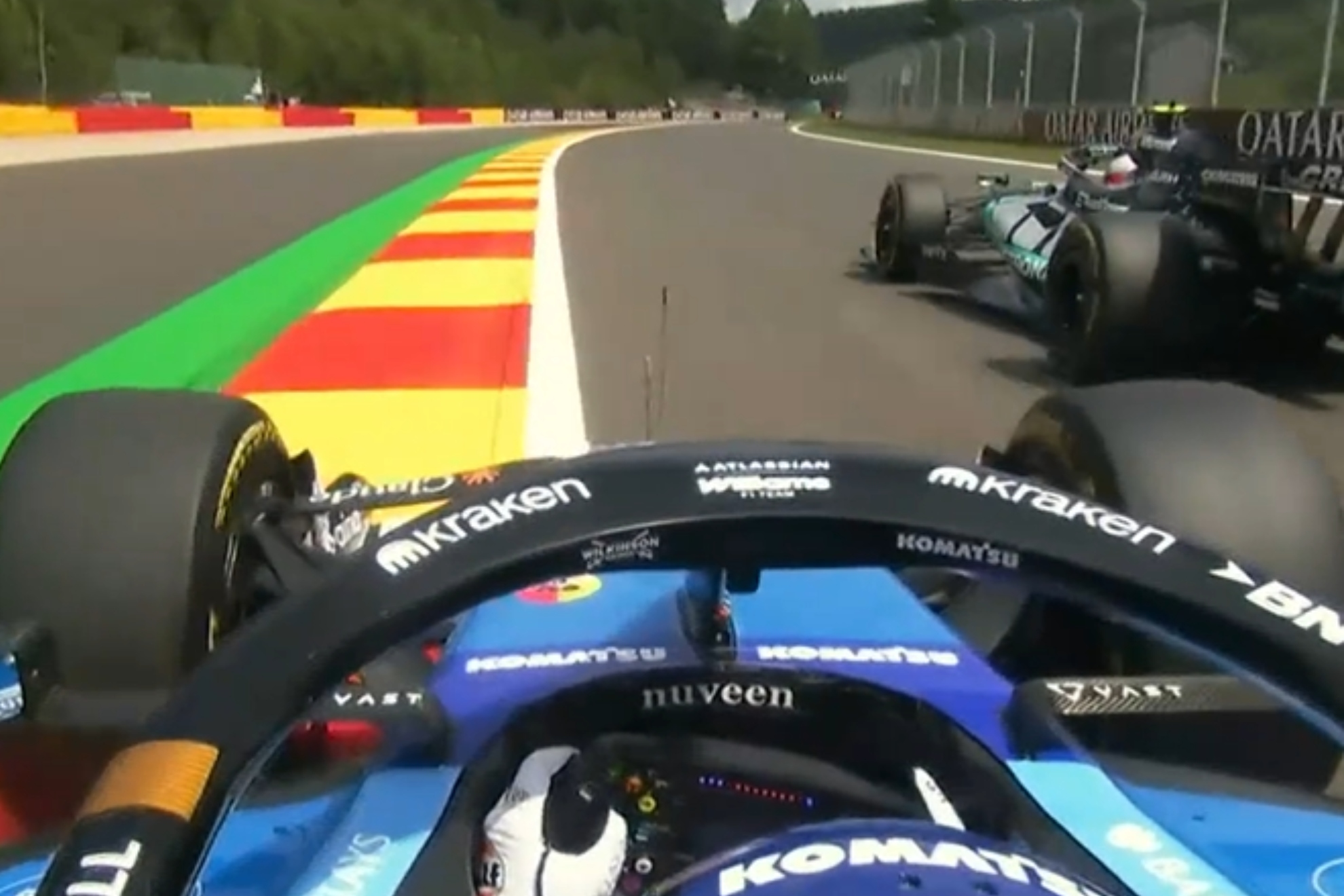 Sainz se encuentra con Antonelli. F1TV CAPTURA