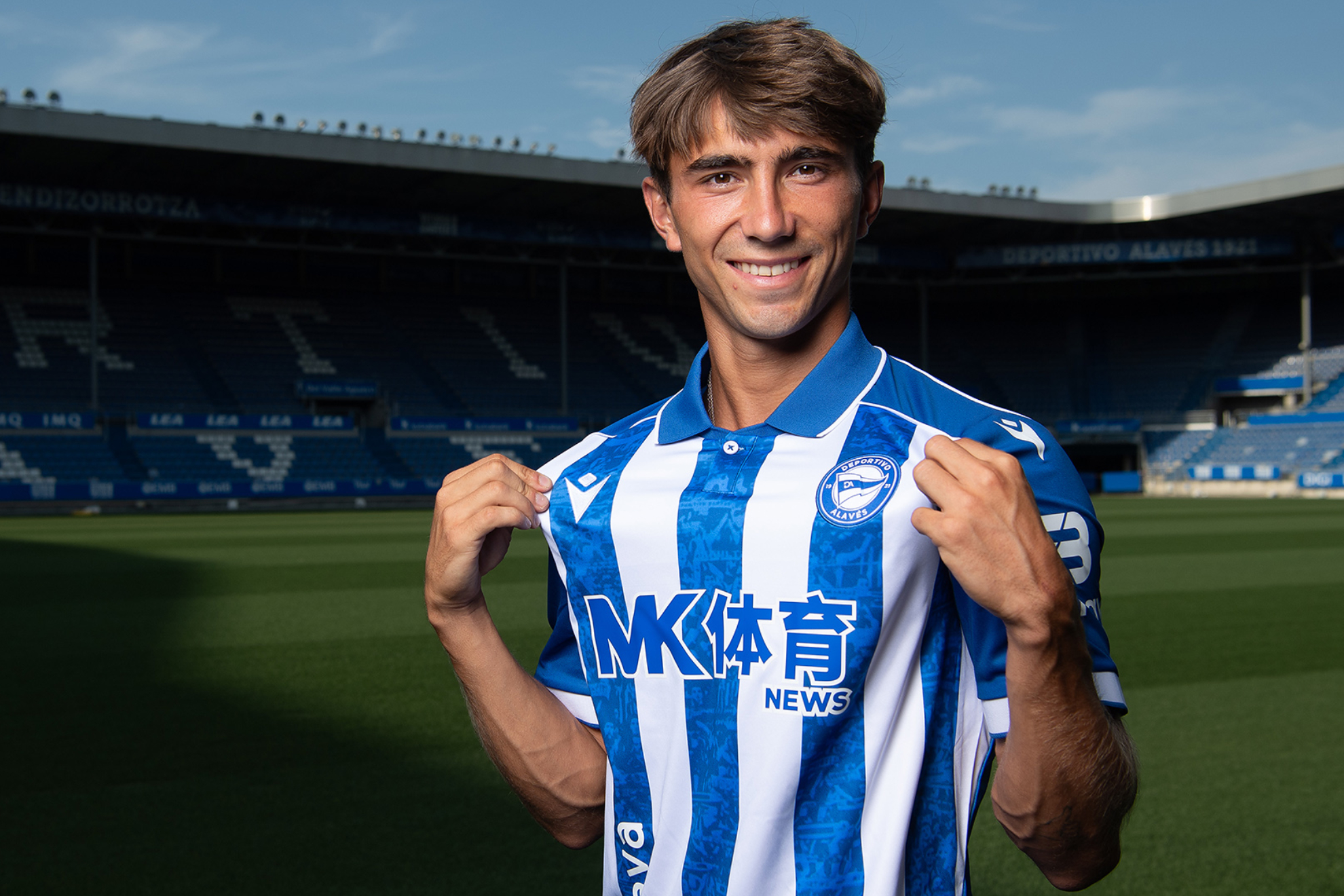 Mikel Rodríguez con la camiseta del Alavés