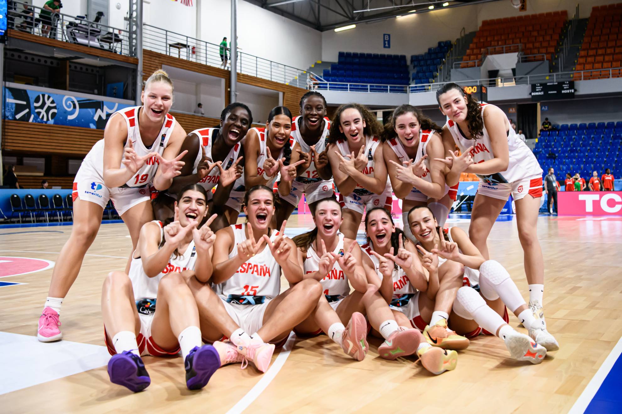 Las jugadoras de la selección femenina U17 celebran el pase a semifinales del Mundial. FIBA