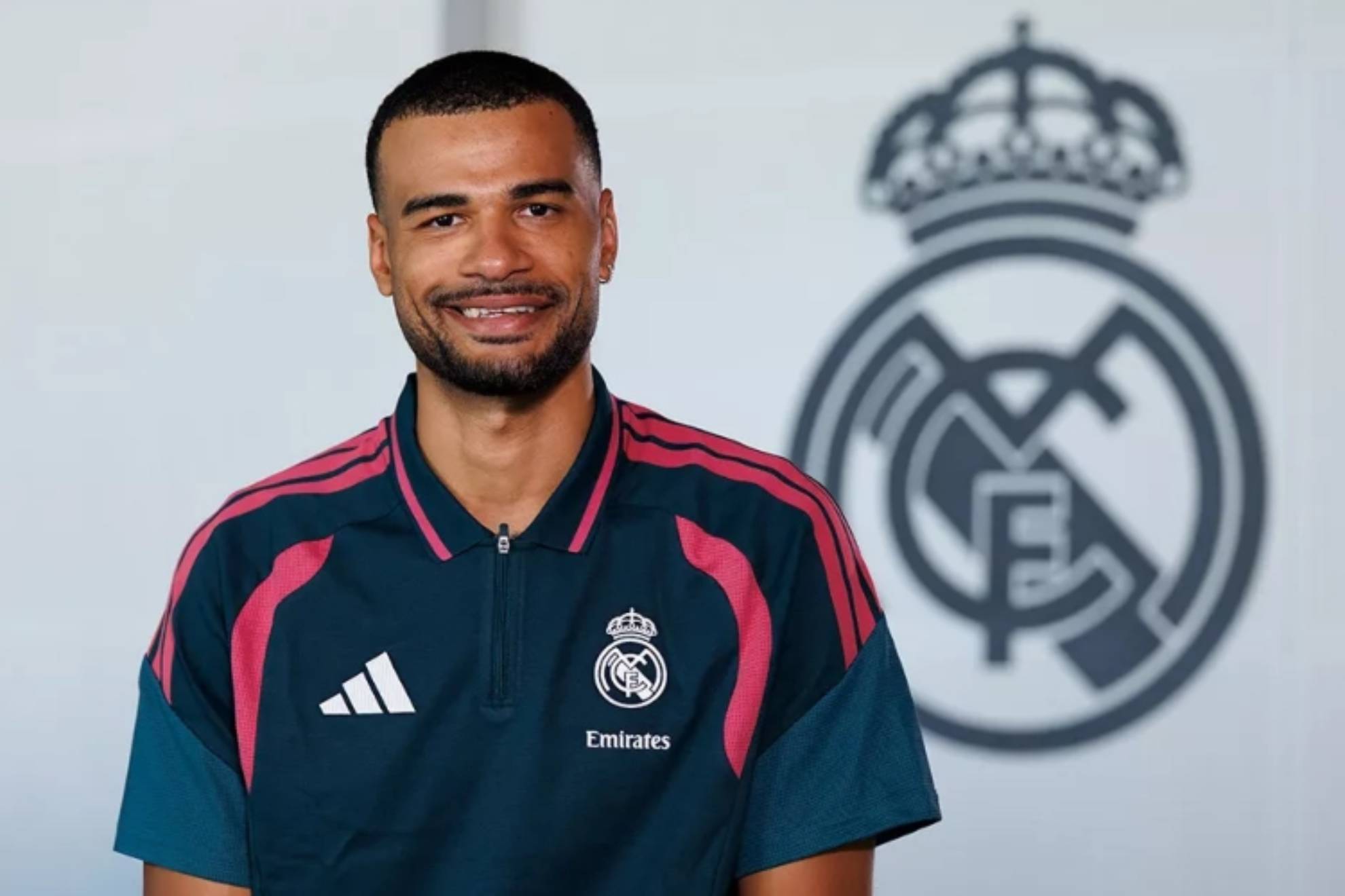 Timothe Luwawu-Cabarrot posa ante un escudo del Real Madrid. @RMBaloncesto