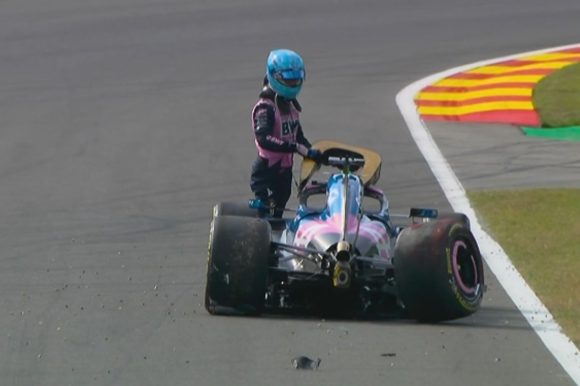 Gasly, con los restos de su Alpine. CAPTURA TELEVISIÓN