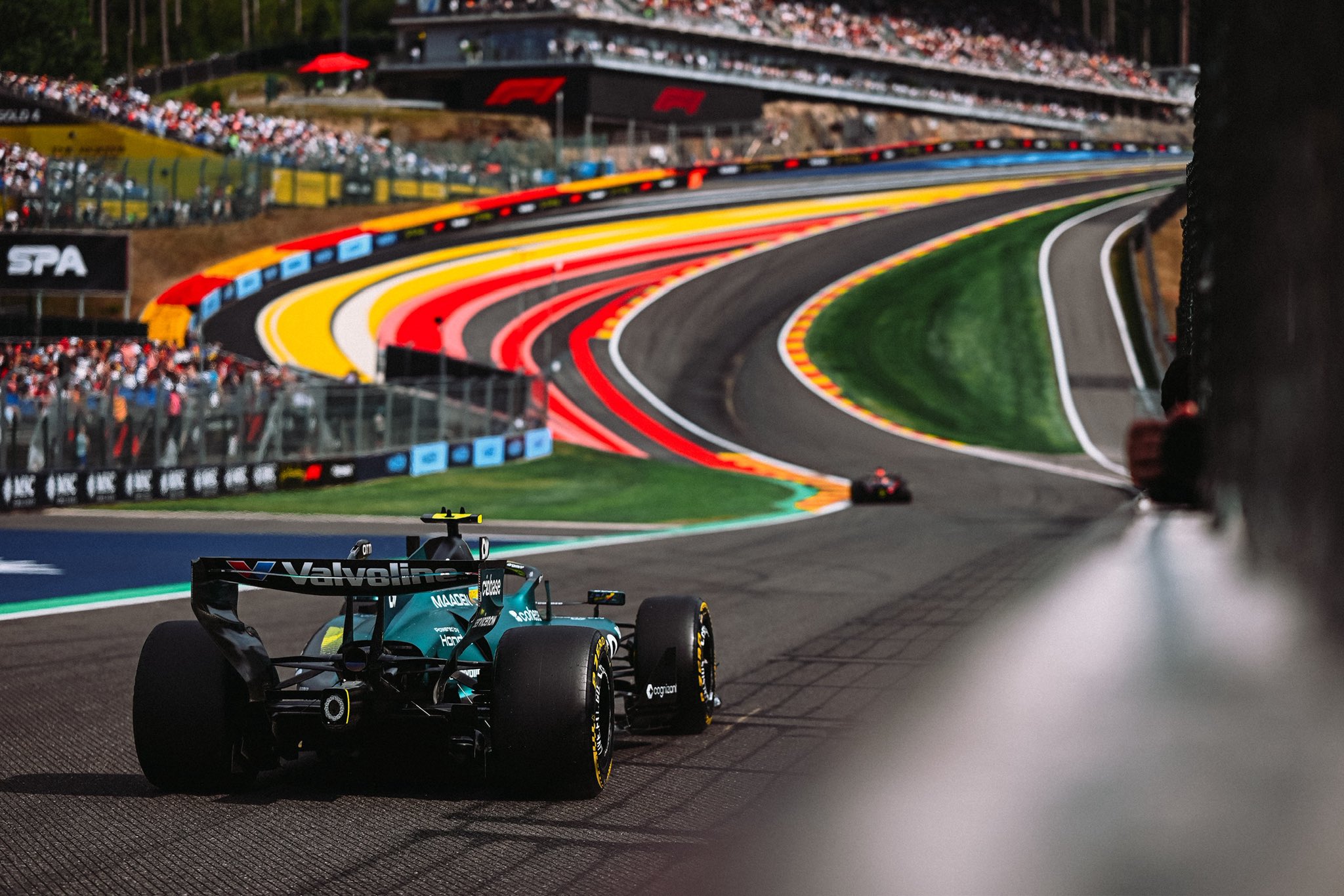 Alonso se enfrenta a Eau Rouge.