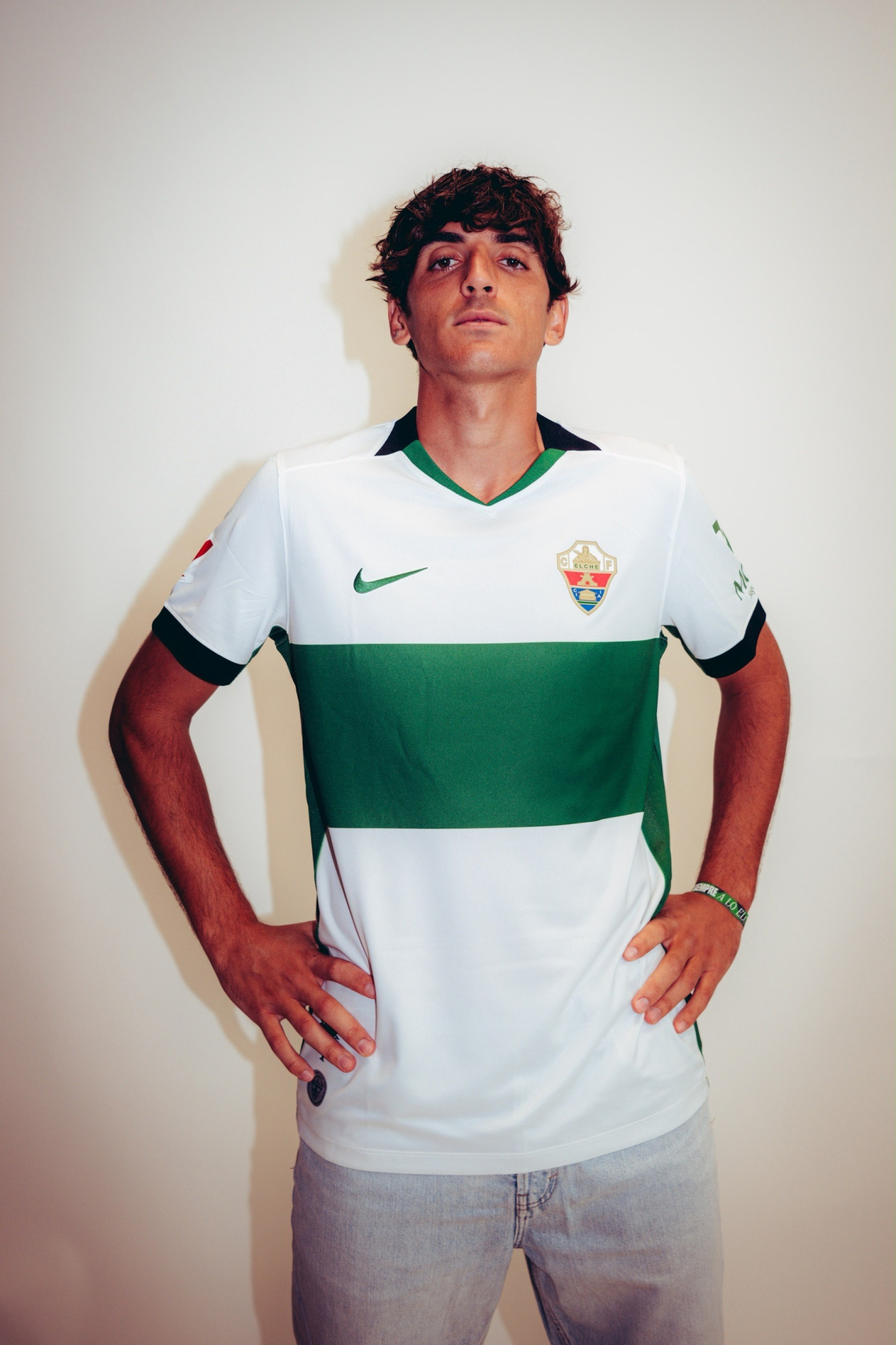 Gonzalo Villar presenta la nueva camiseta del Elche CF