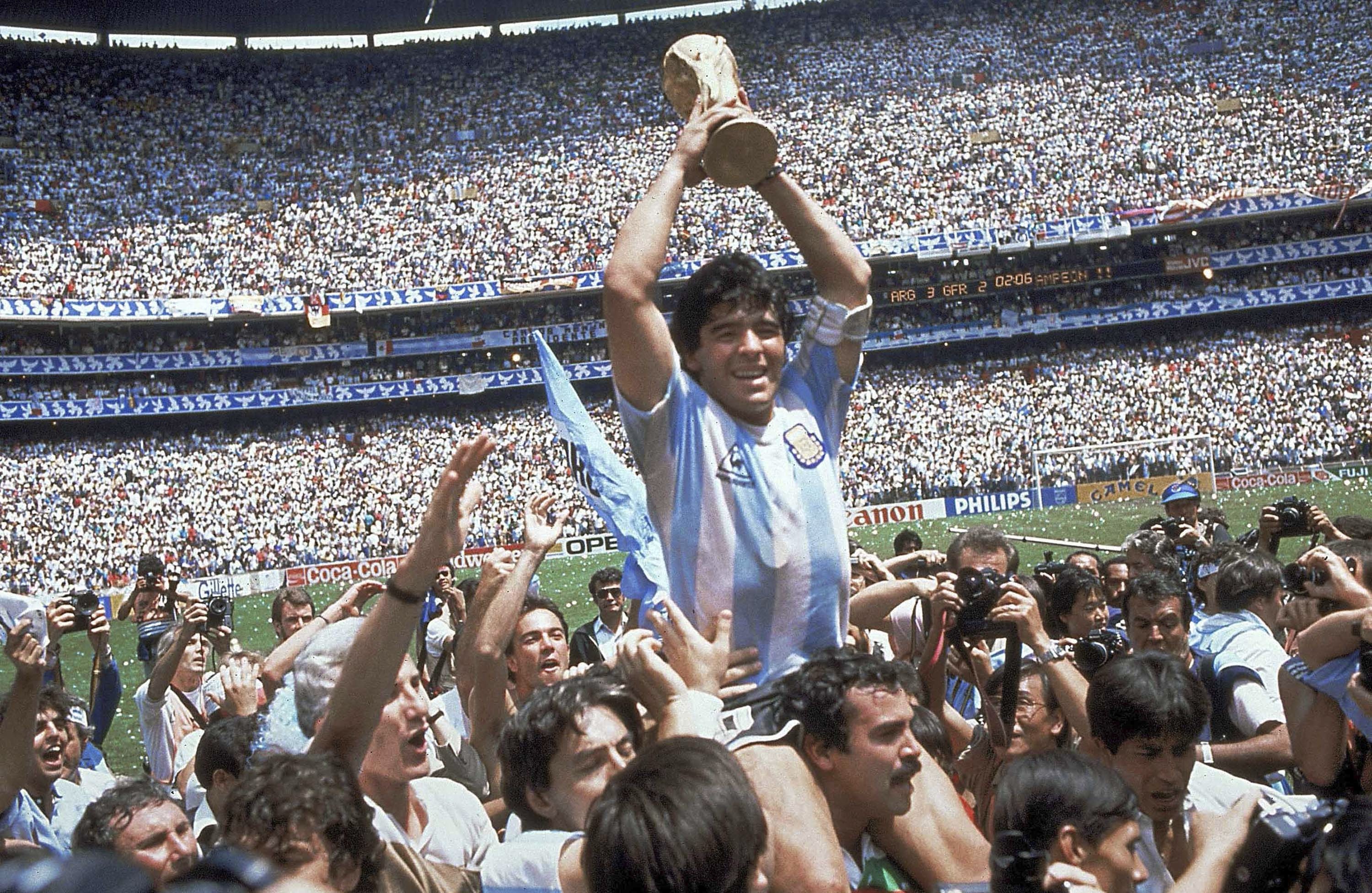 Maradona levantando el Mundial de 1986