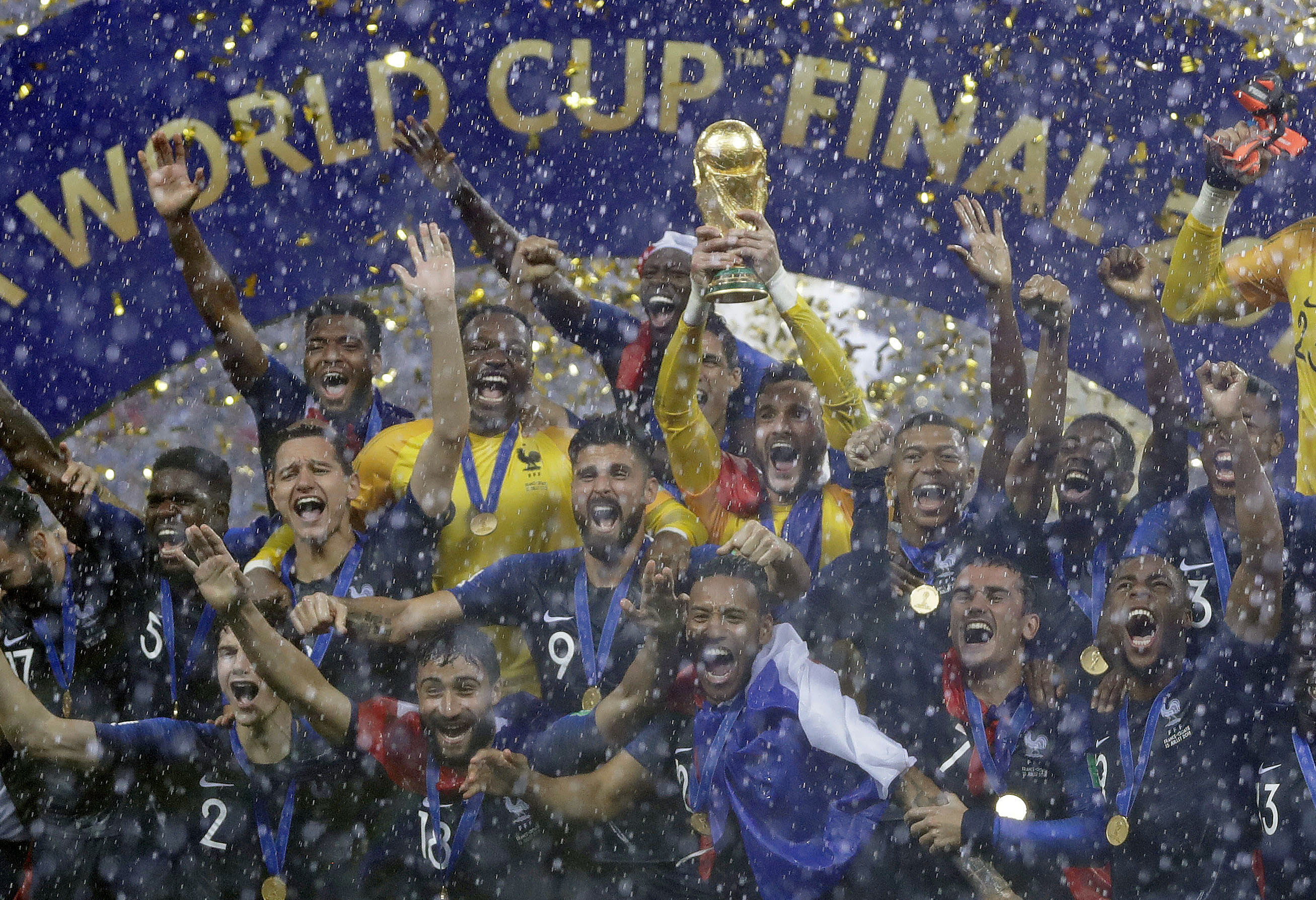 Lloris levantando la Copa del Mundo