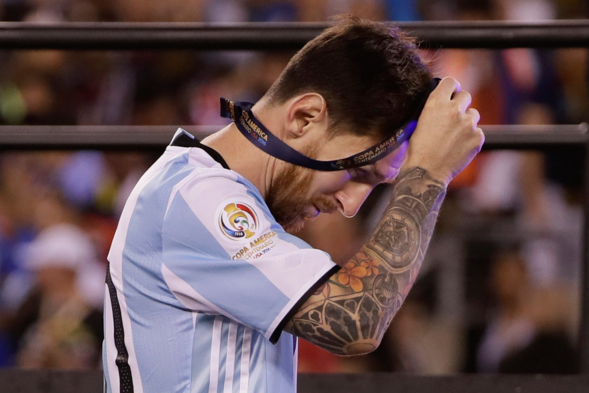 Messi quitándose la medalla de subcampeón de la Copa América 2016