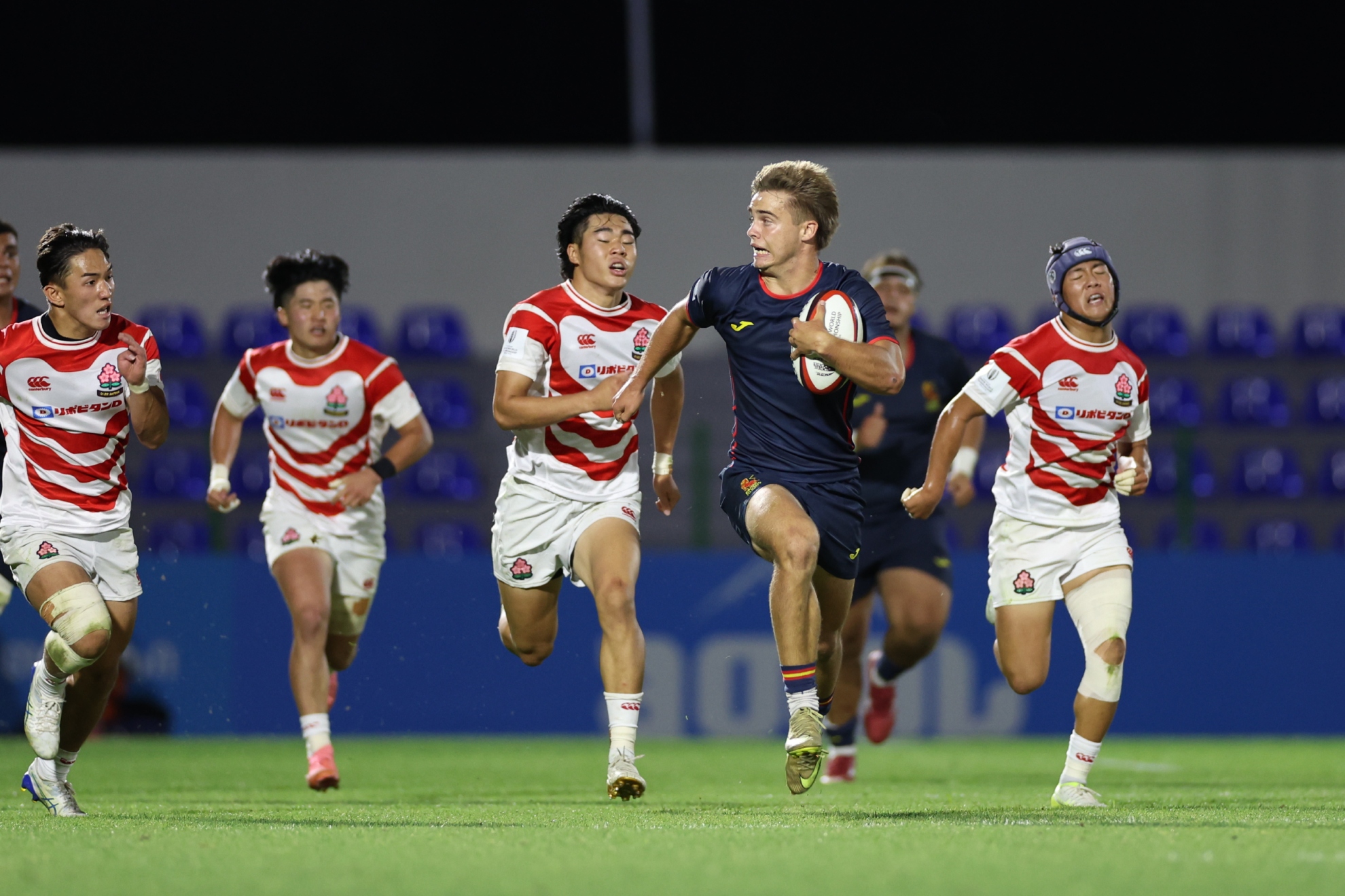 Telmo Fisher, perseguido por el equipo de Japón Foto: Giorgi ARJEVANIDZE