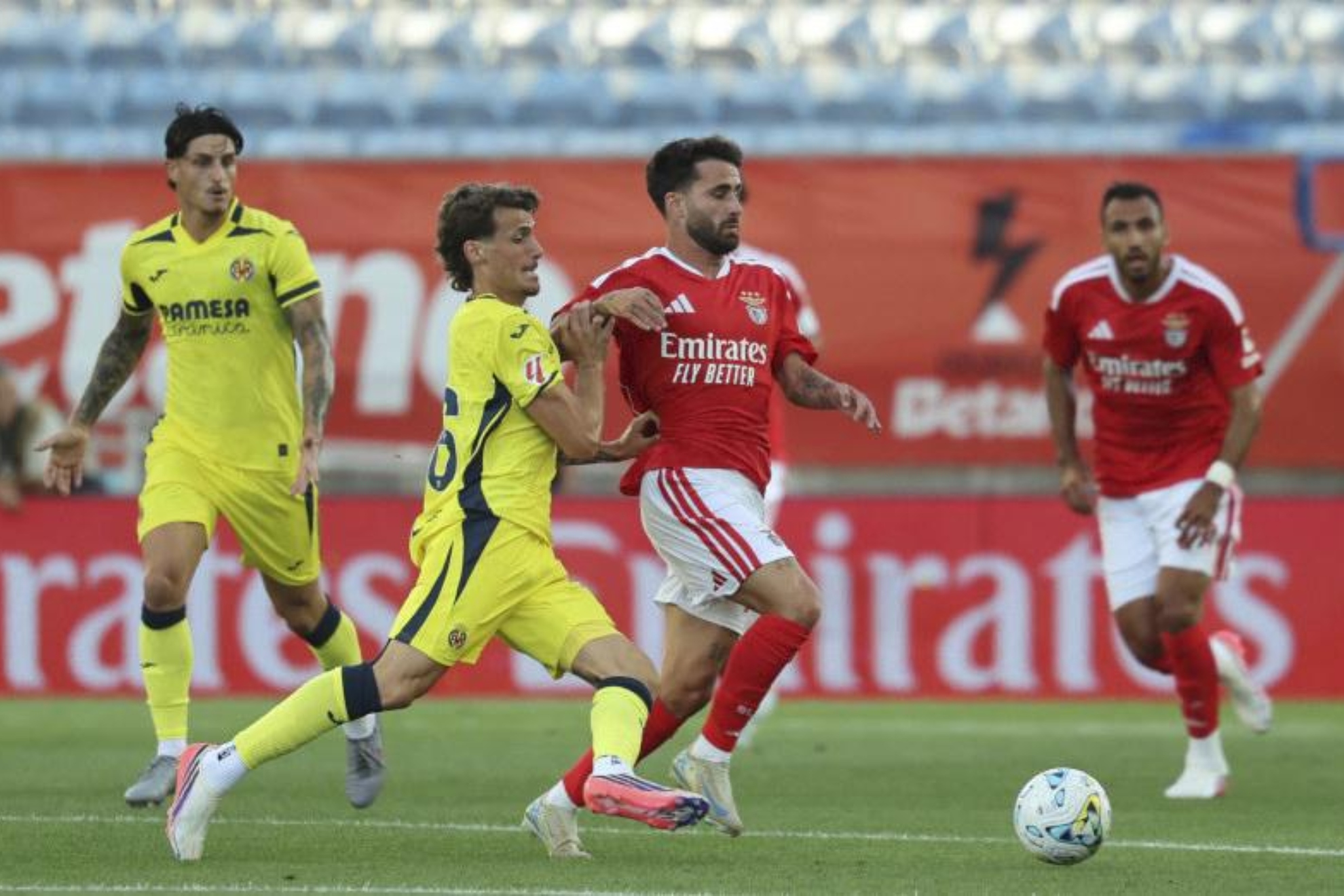 Romero disputa el balón con Rafa Silva.