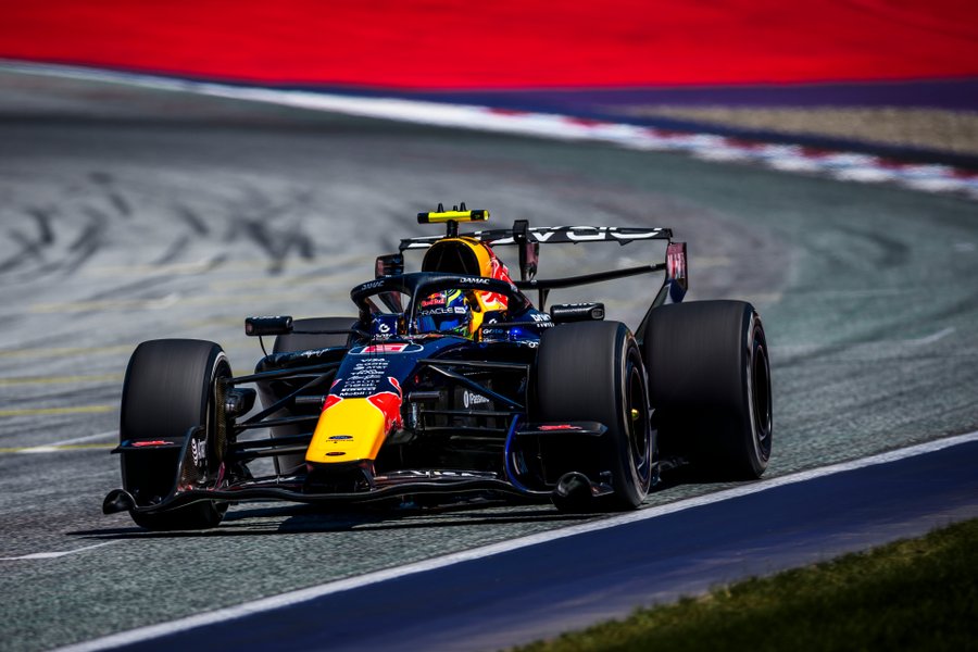 V erstappen, con el Macarena accionado en su RB22 en el GP de Gran Bretaña. F1.com