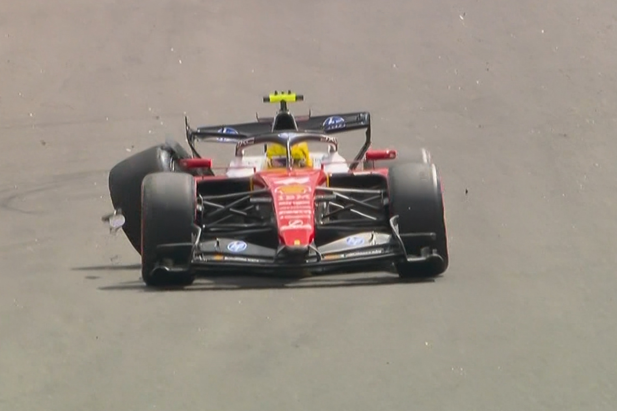 Hamilton, con el Ferrari destrozado. CAPTURA TV