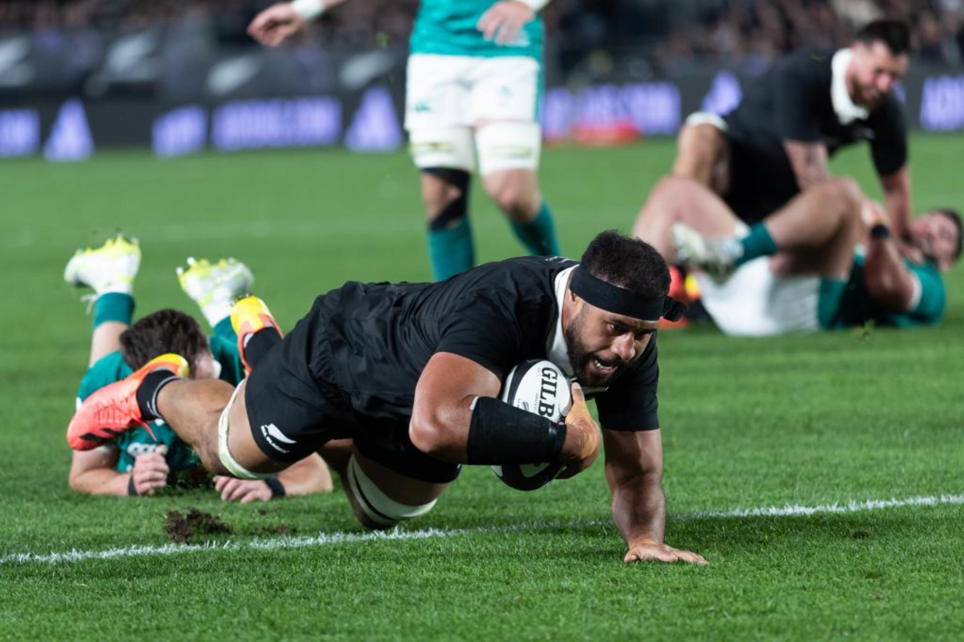 Patrick Tuipulotu anota el primer ensayo neozelandés. Brett Phibbs/Photosport via AP