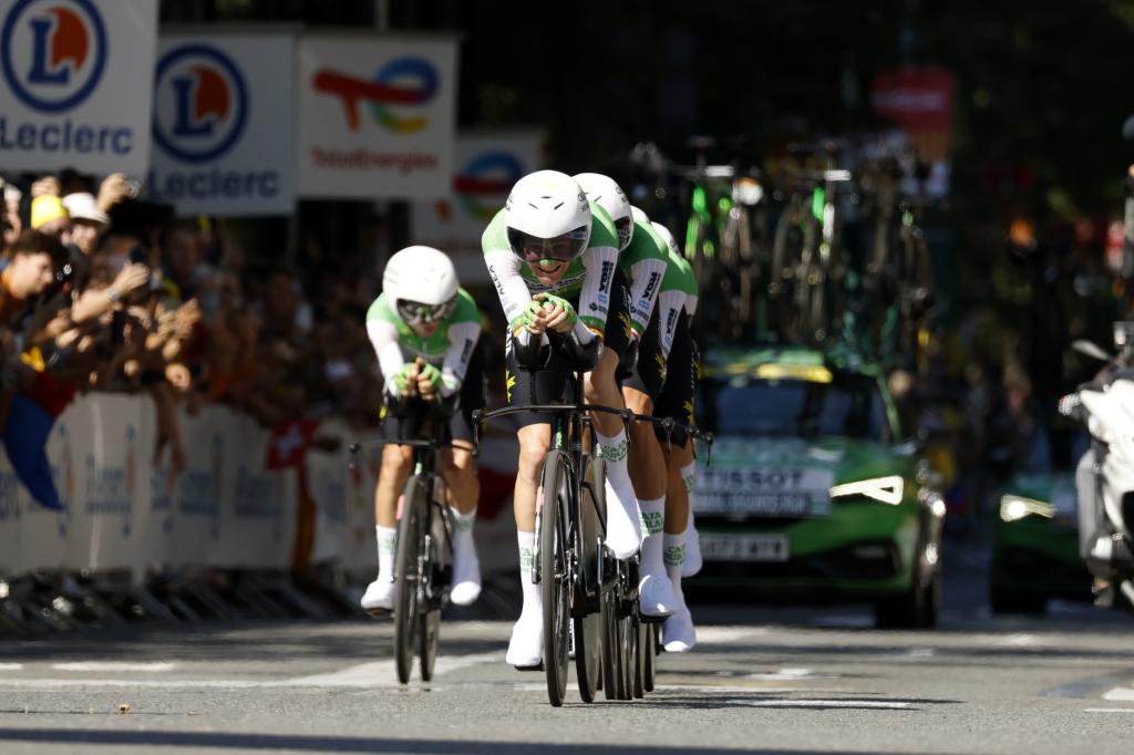 Los ciclistas del Caja Rural - Seguros RGA, durante la crono por equipos del Tour 2026.