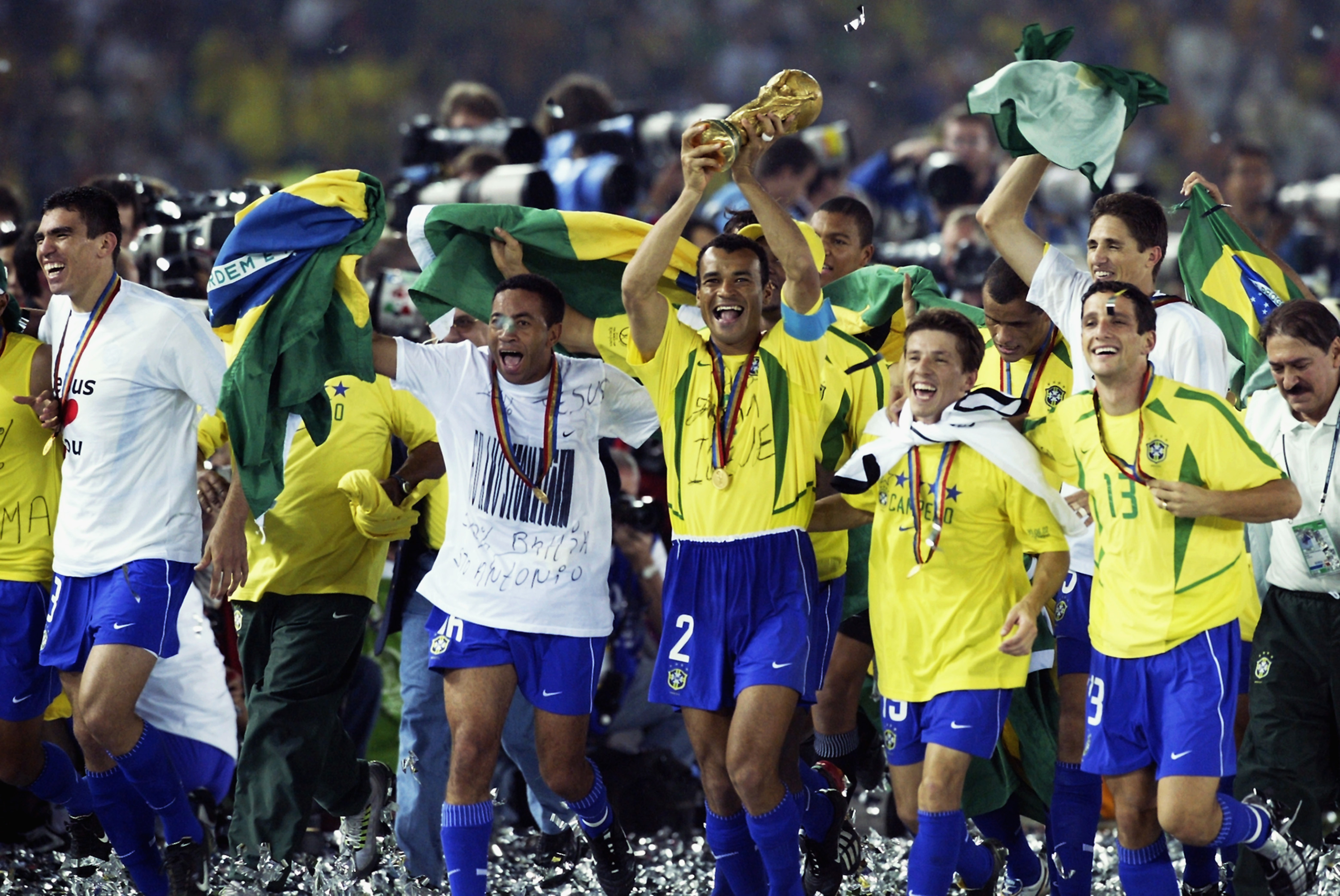 Cafú levantando la Copa del Mundo de 2002