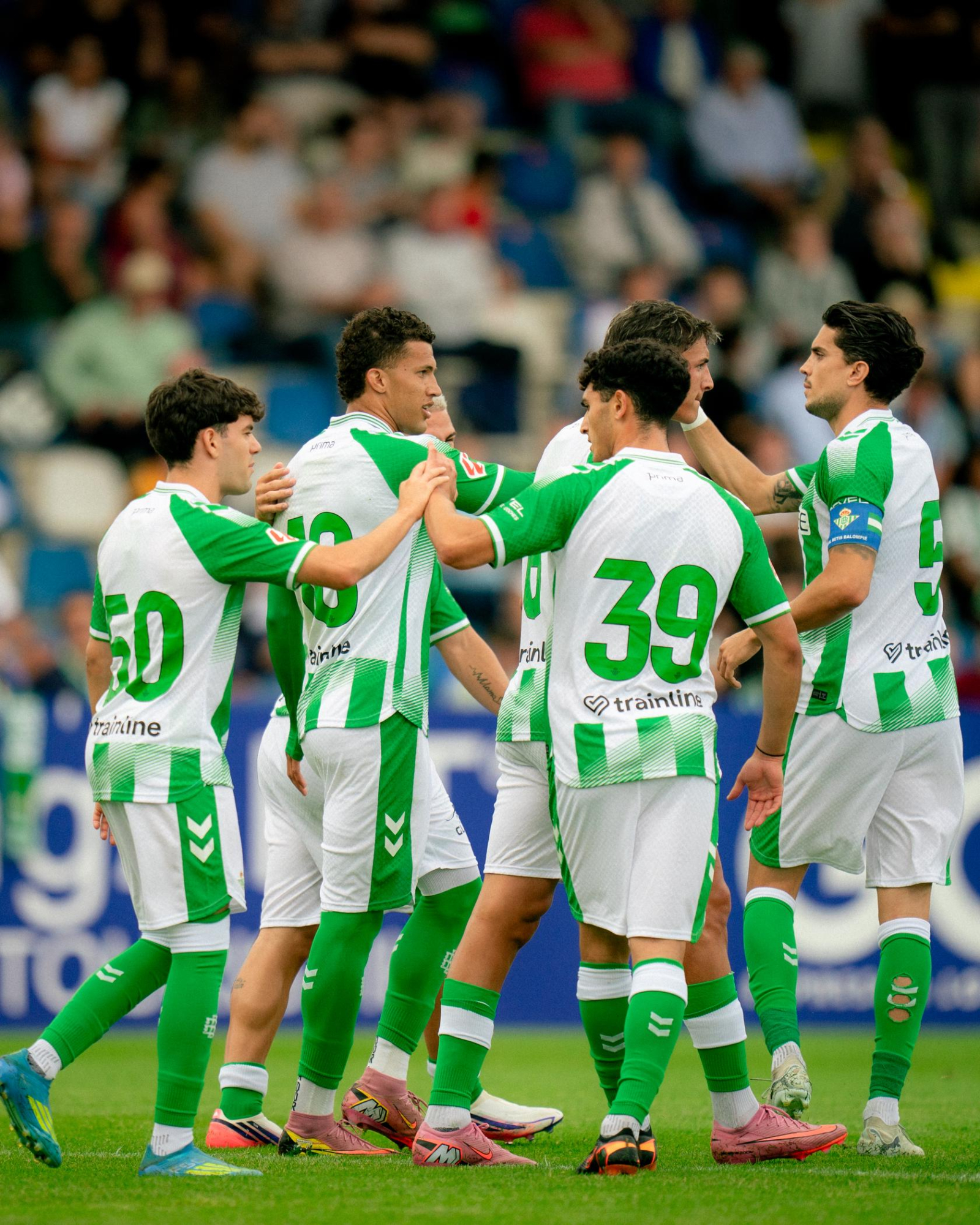 Los jugadores del Betis celebran un gol