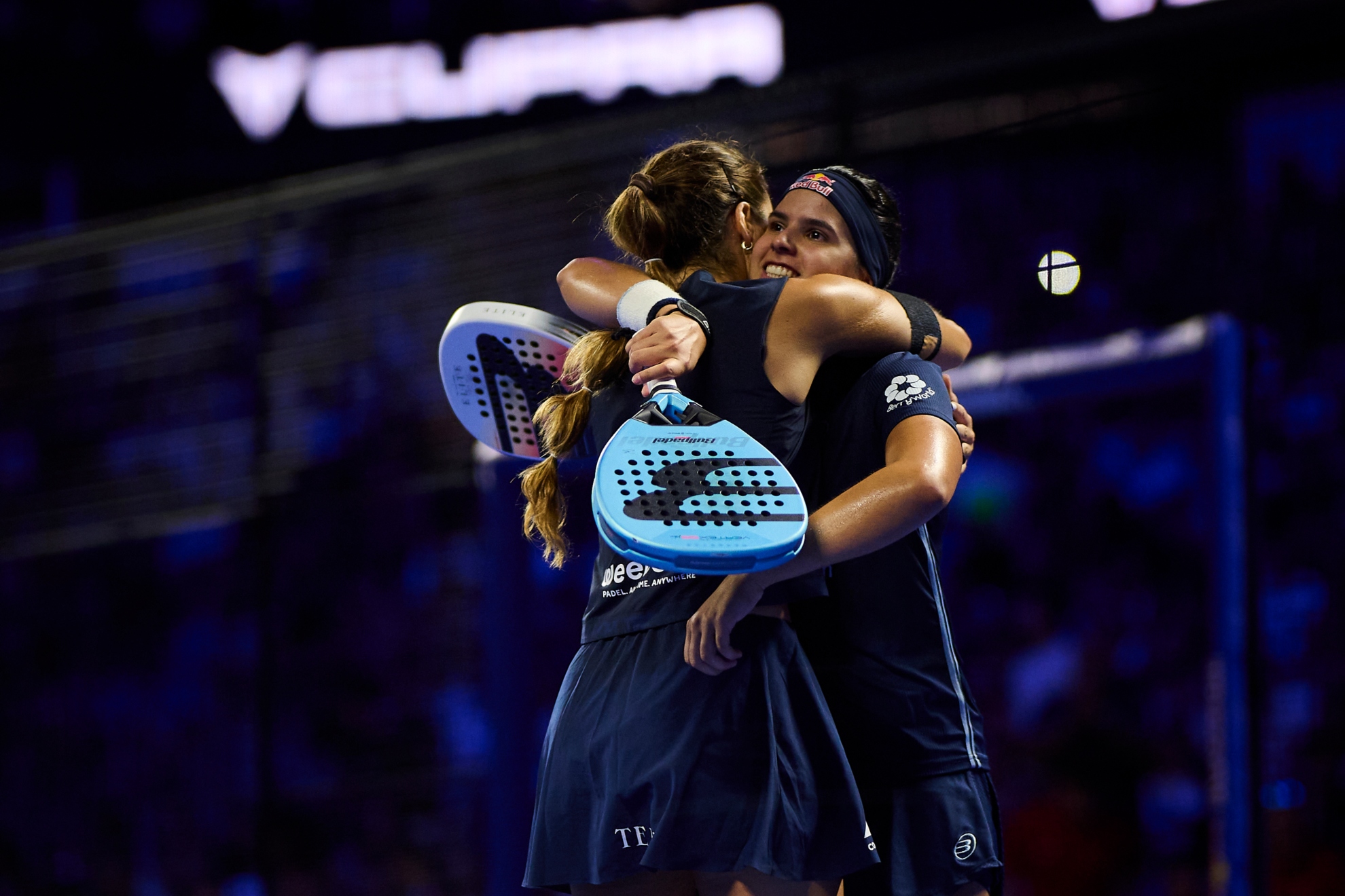 Brea y Triay se abrazan tras pasar a una nueva final.