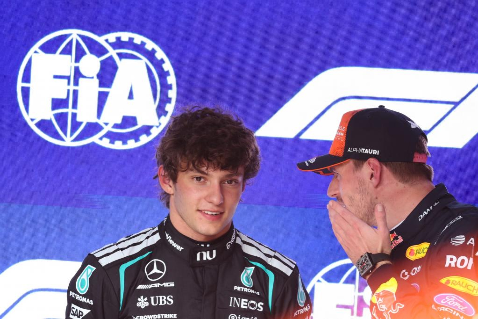 Antonelli y Verstappen charlan tras la clasificación.