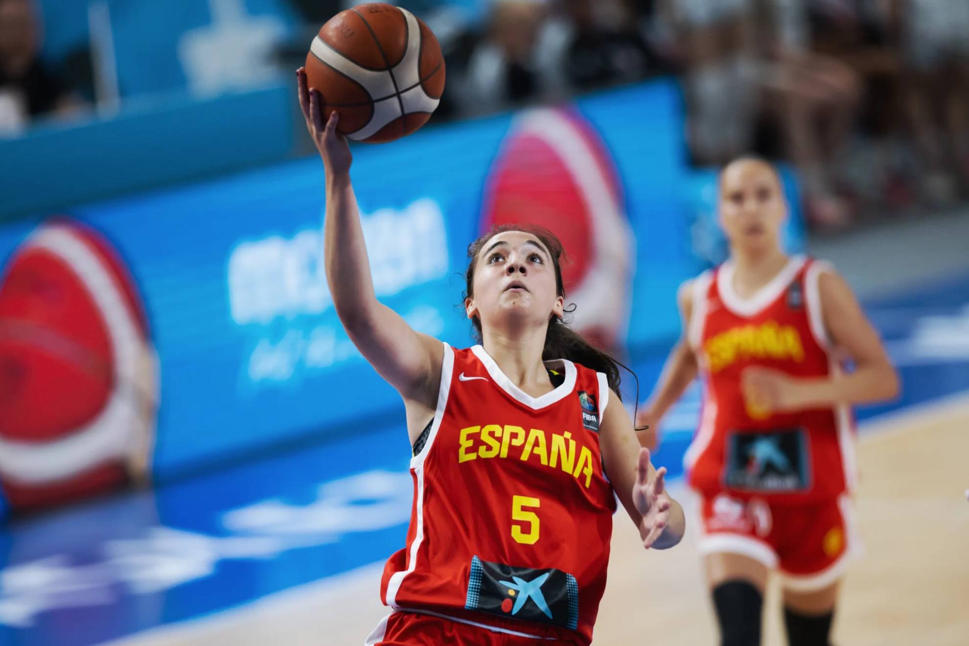 Isabel Hernández hace una entrada a canasta.
