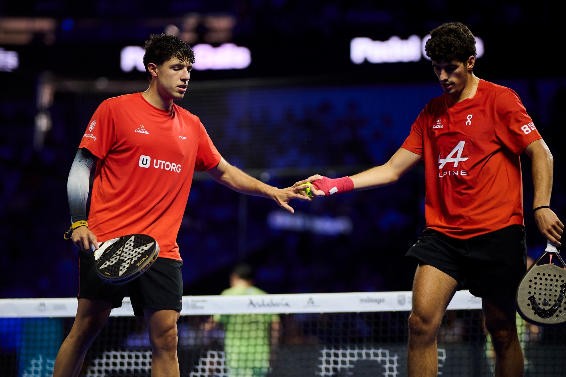 Coello y Tapia se saludan durante el partido de semis en Málaga.