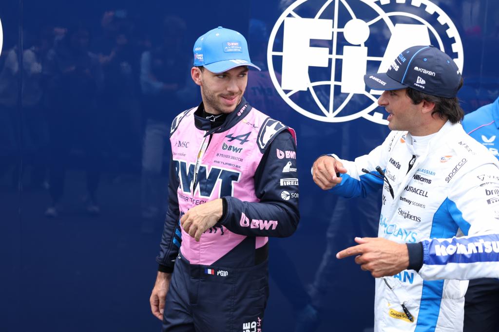 Sainz charla con Gasly.