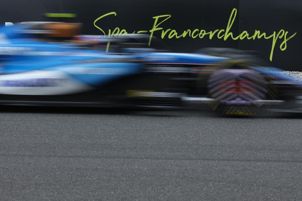 Sainz abandona la grada.