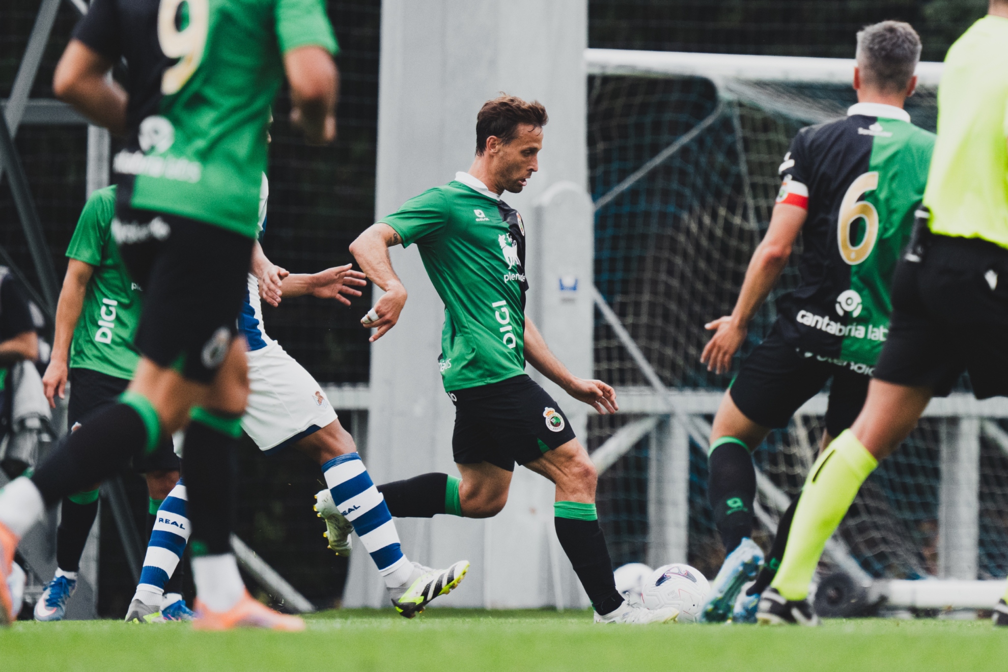 Sergio Canales volvió a ponerse la camiseta del Racing ante la Real.