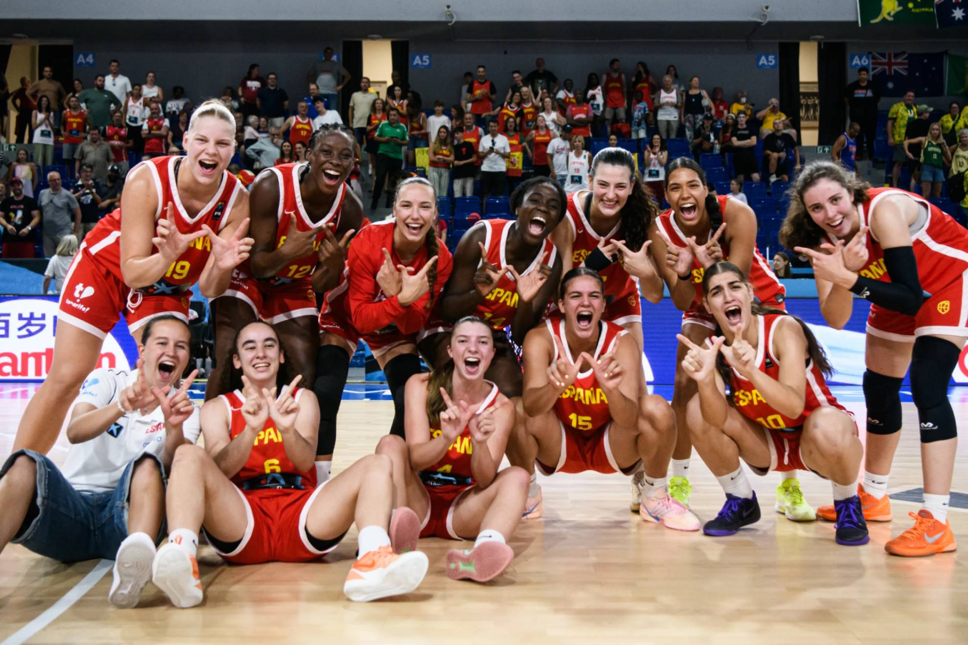 Las jugadoras de la selección femenina U17 celebran el pase a la final del Mundial. FIBA