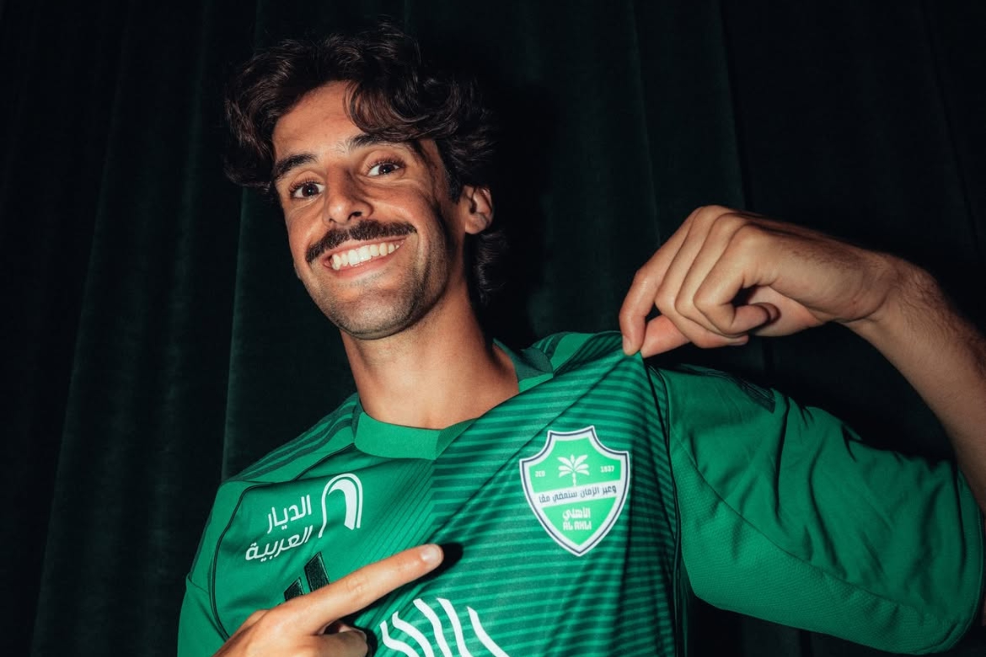 Francisco Trincao posa con la camiseta de Al Ahli.