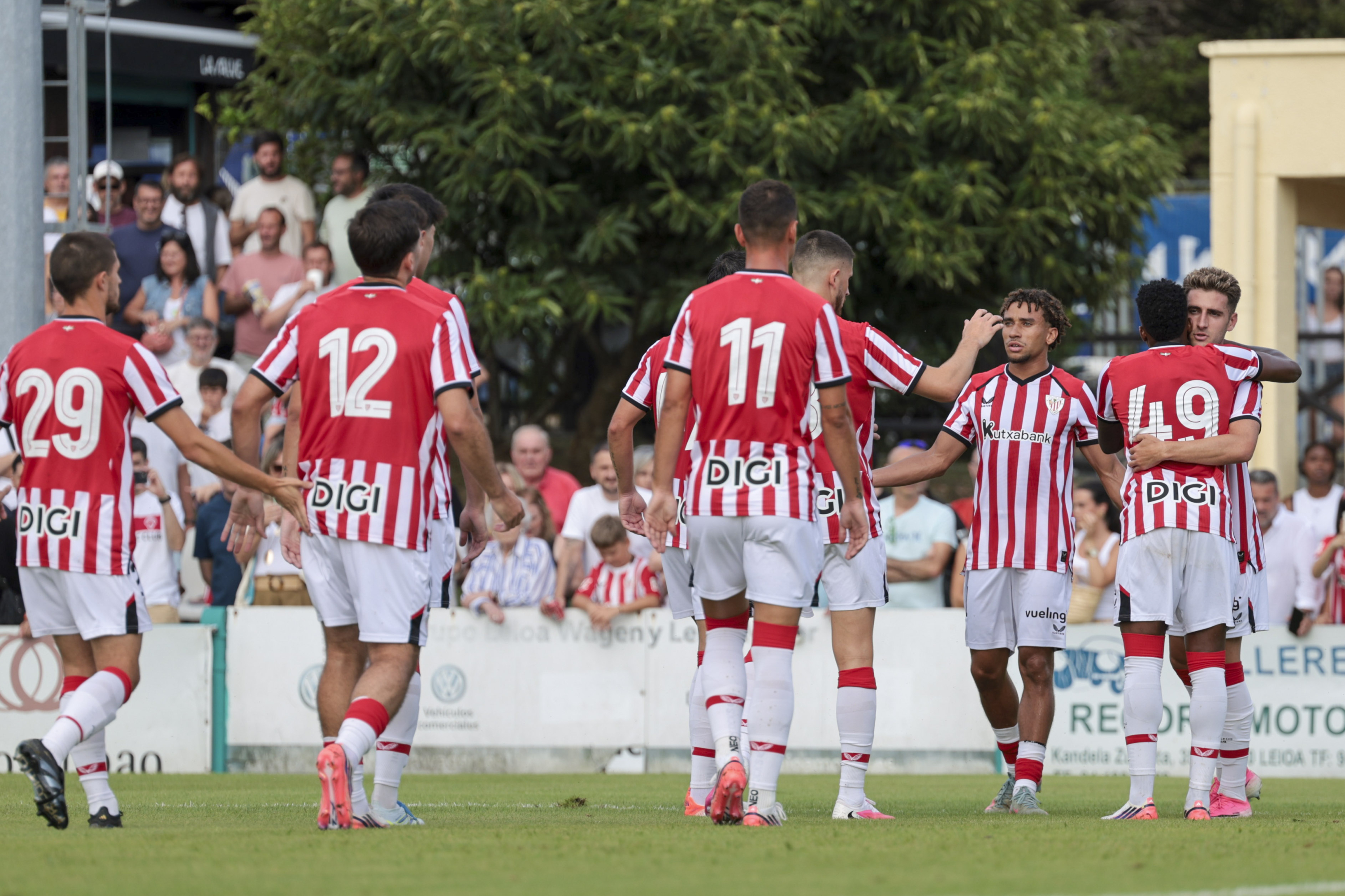 Los jugadores del Athletic celebran uno de los once goles al Leioa