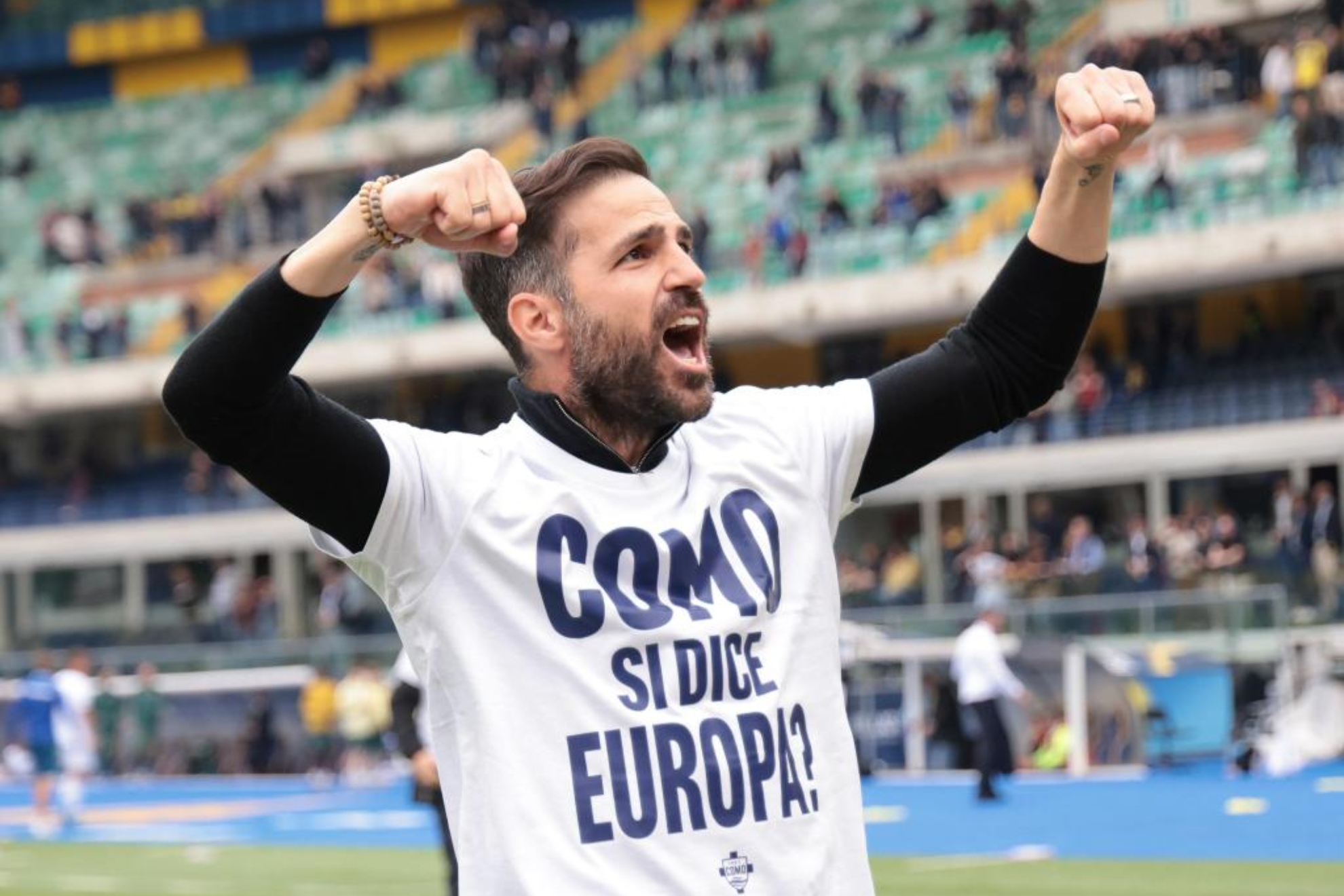 Cesc Fàbregas celebra la clasificación para la Champions.