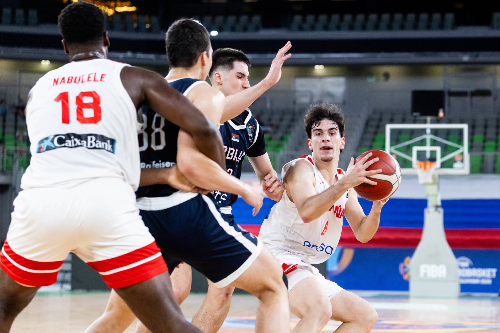 Max Gaspà, acosado por dos jugadores serbios. FIBA