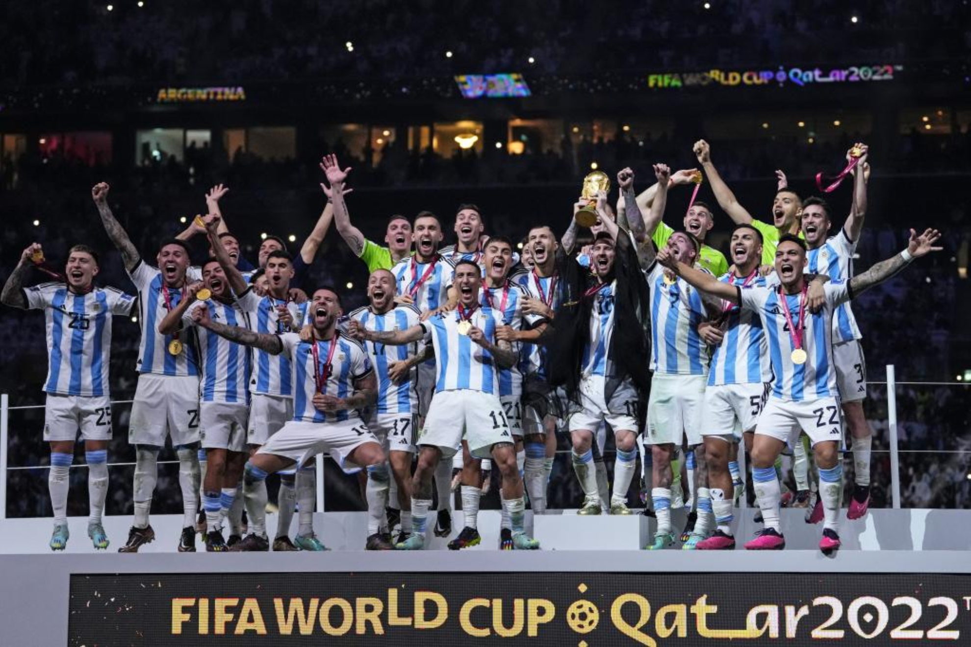 Los jugadores de Argentina celebran el título en Qatar 2022.