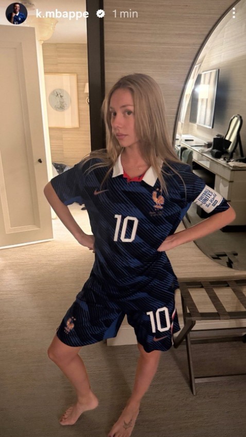 Storie de Mbappé que fue borrado donde se ve a Ester Expósito con la equipación de Francia