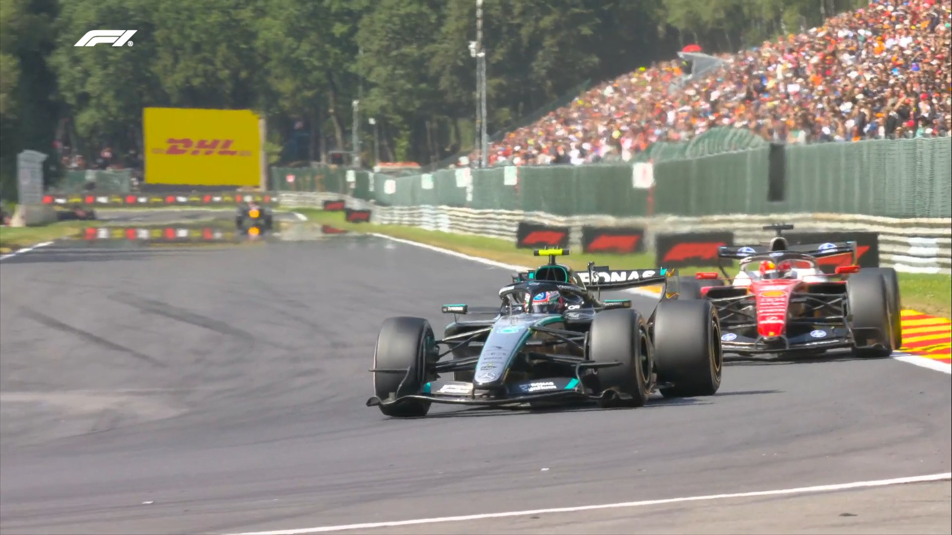 Antonelli, arrasando a Leclerc a falta de 19 vueltas en Spa. F1.com