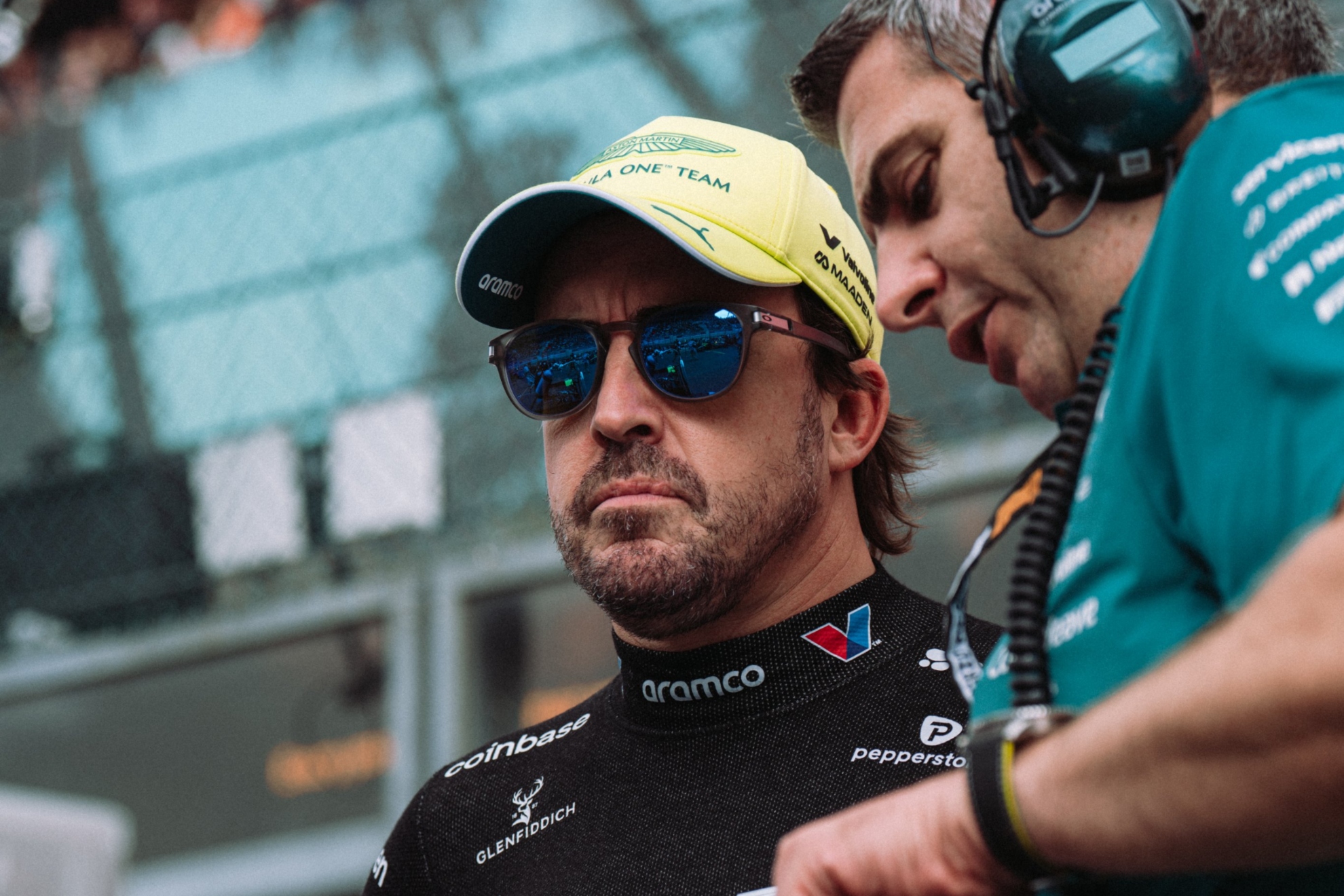 Alonso charla con su ingeniero en la parrilla.